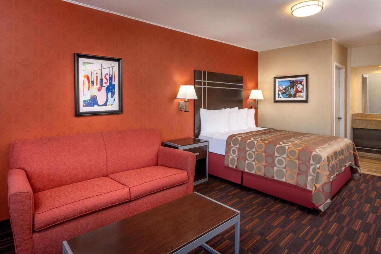 Best Western Plus Raffles Inn & Suites Anaheim Bagian luar foto