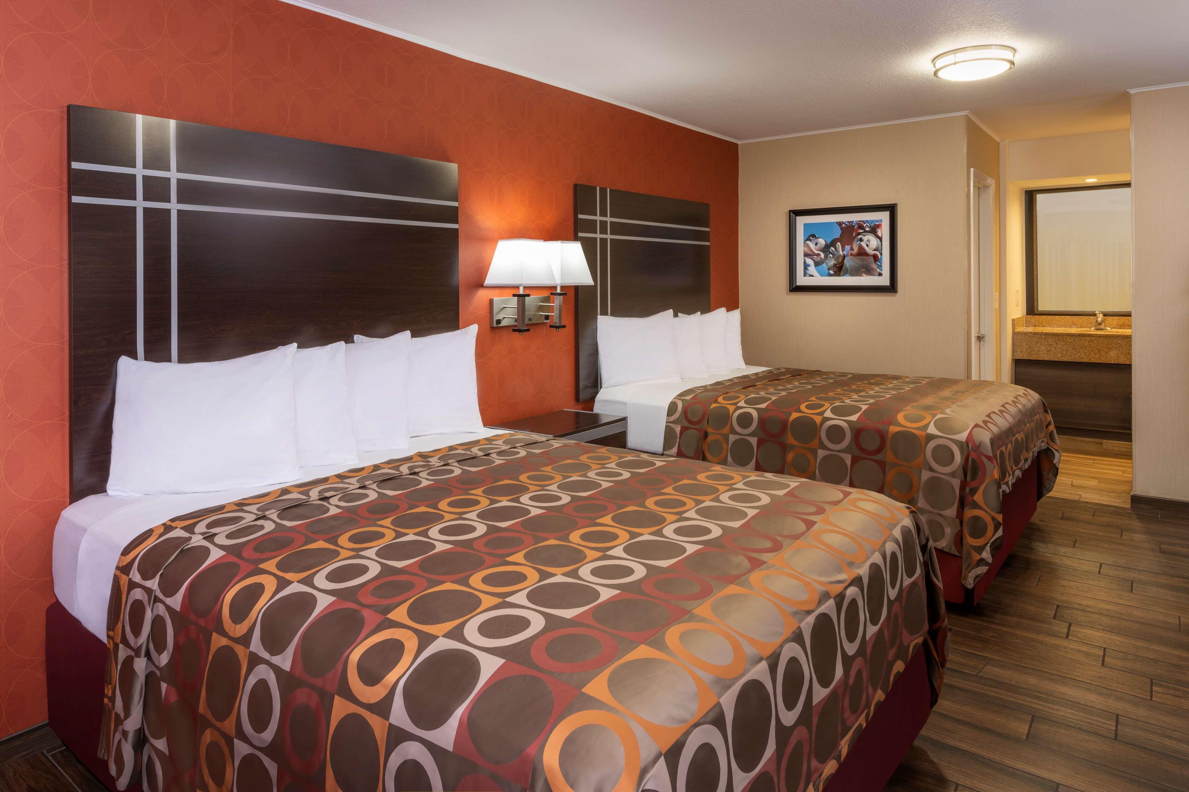 Best Western Plus Raffles Inn & Suites Anaheim Bagian luar foto