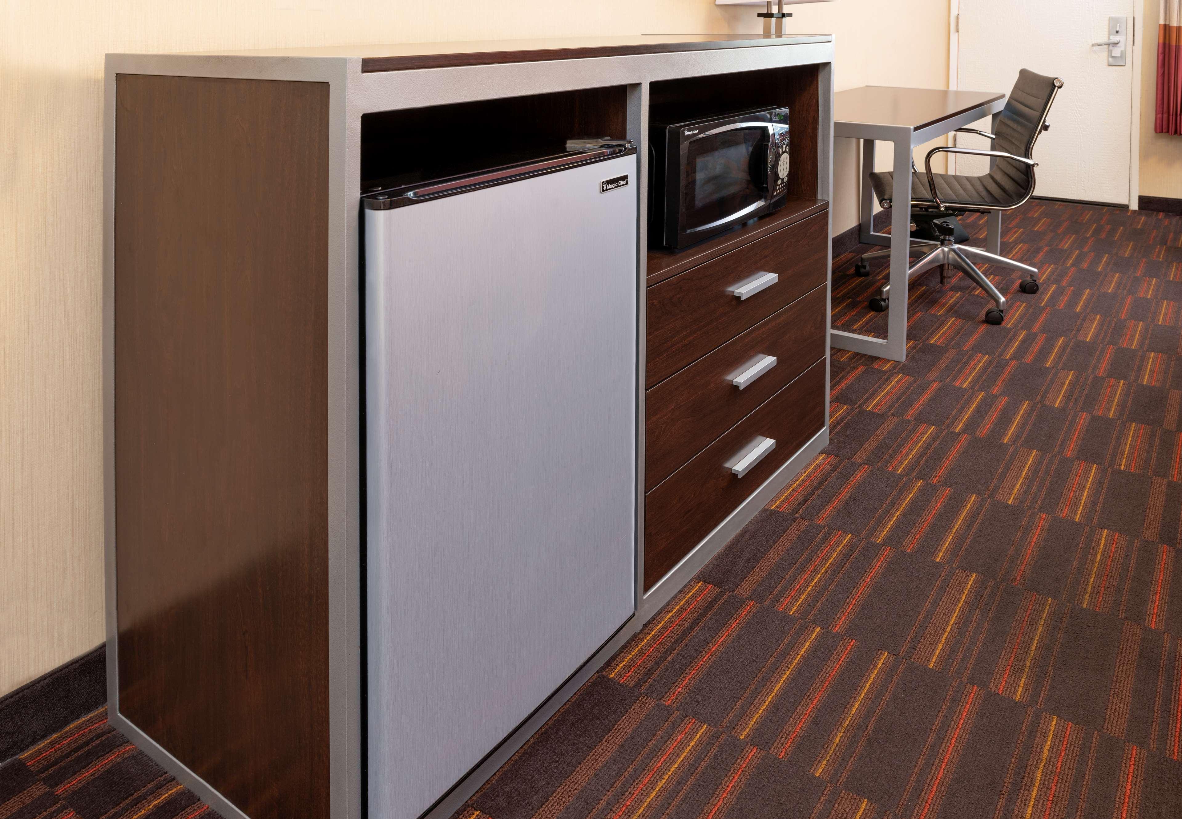 Best Western Plus Raffles Inn & Suites Anaheim Bagian luar foto