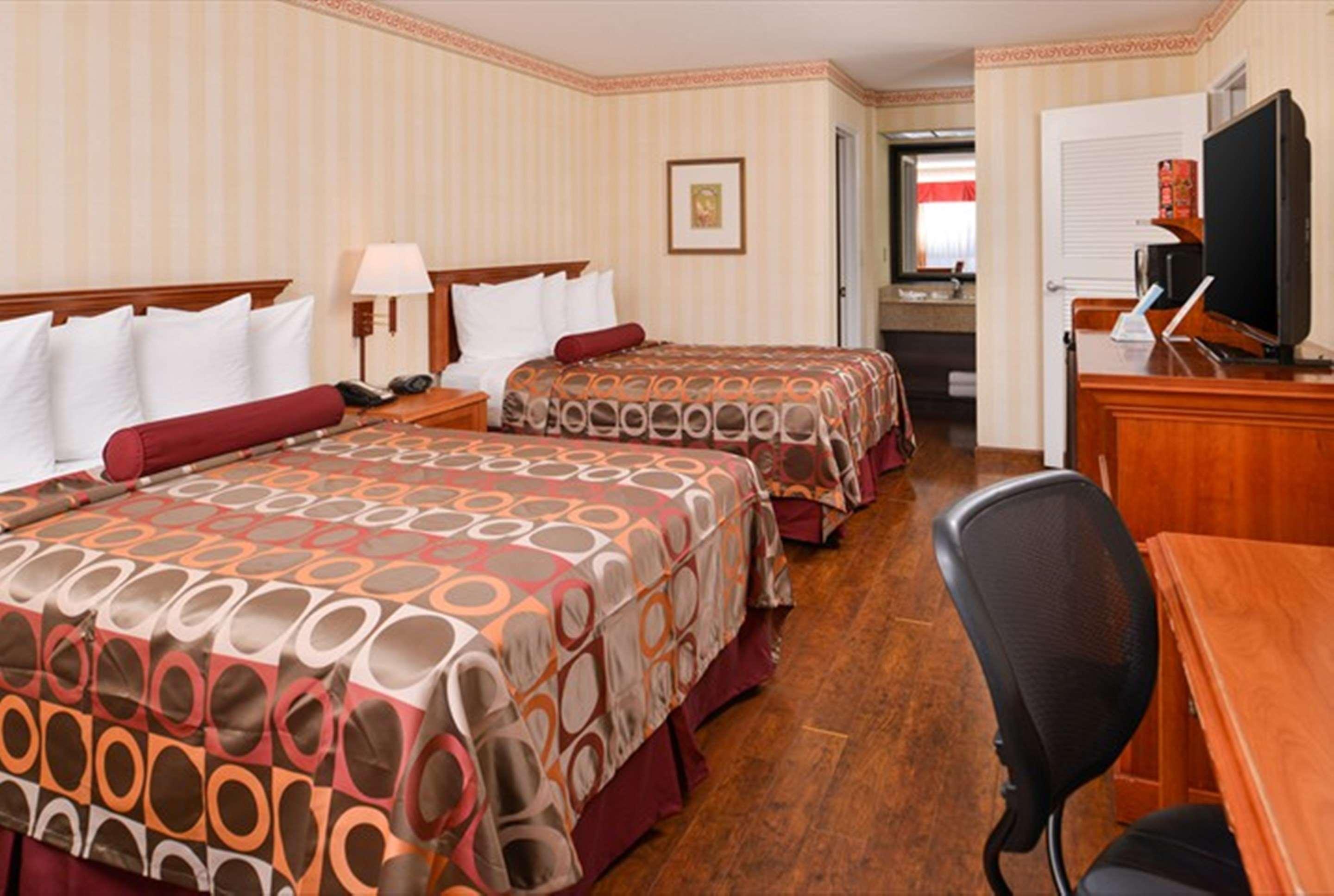Best Western Plus Raffles Inn & Suites Anaheim Bagian luar foto