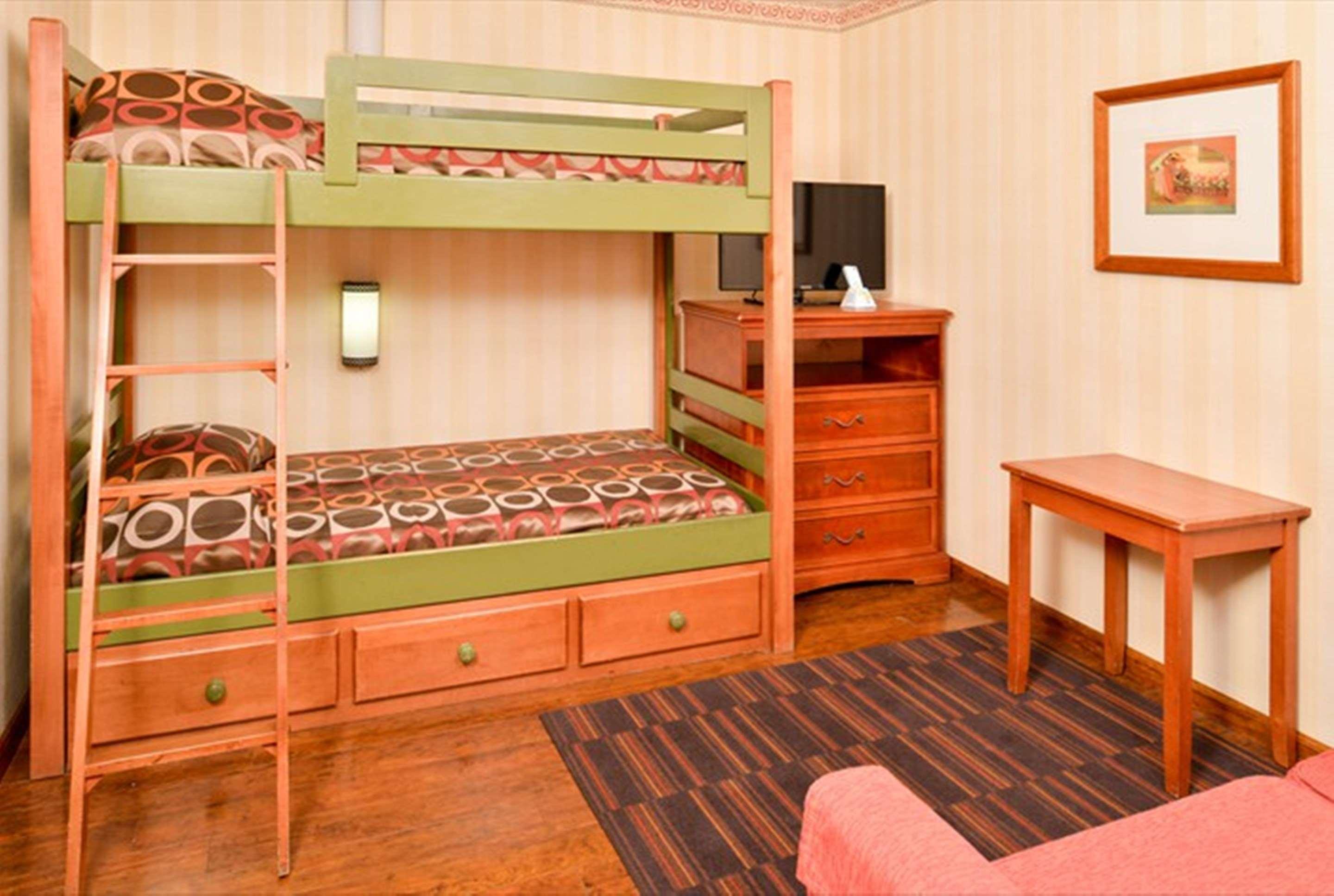 Best Western Plus Raffles Inn & Suites Anaheim Bagian luar foto