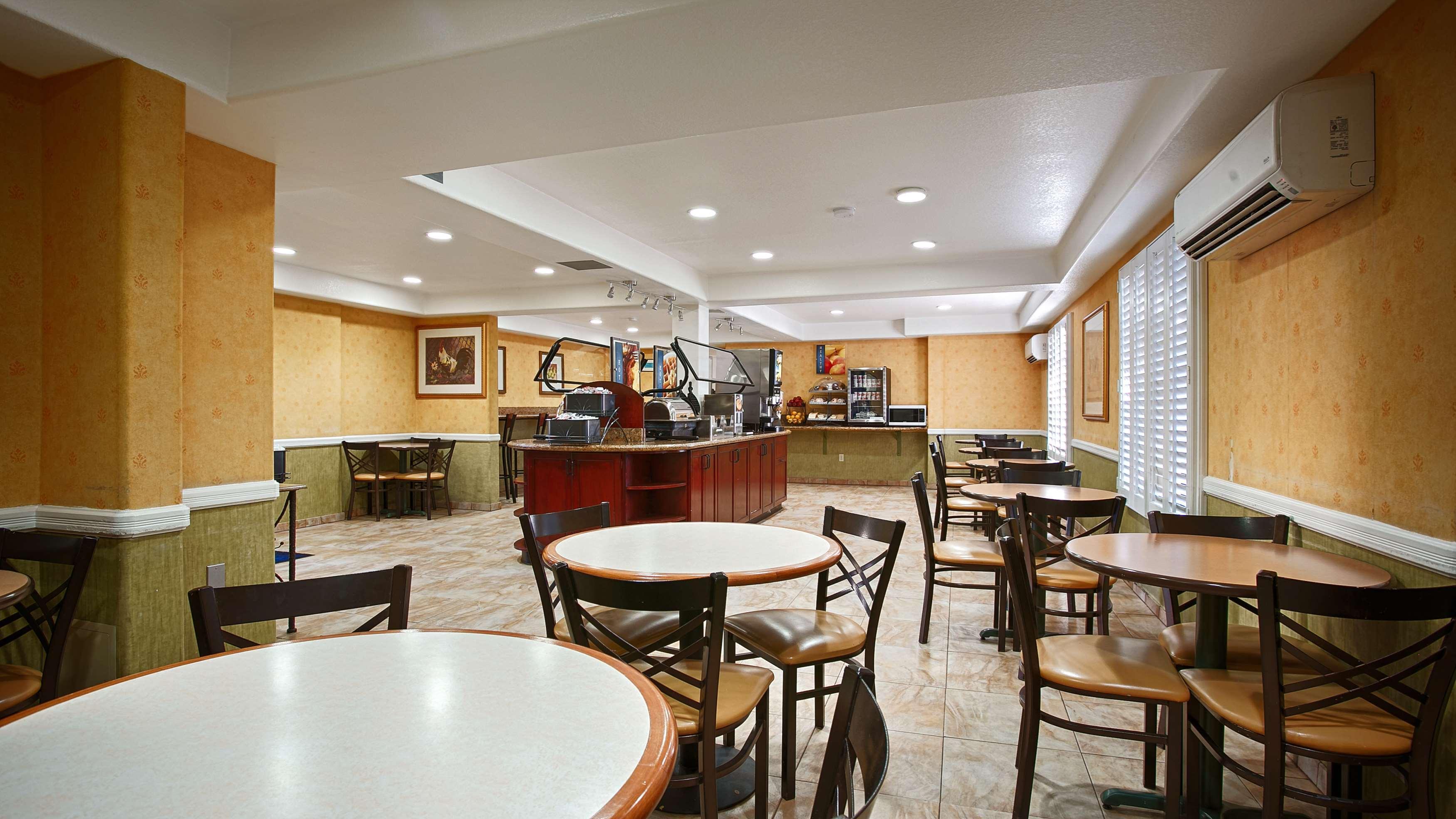 Best Western Plus Raffles Inn & Suites Anaheim Bagian luar foto
