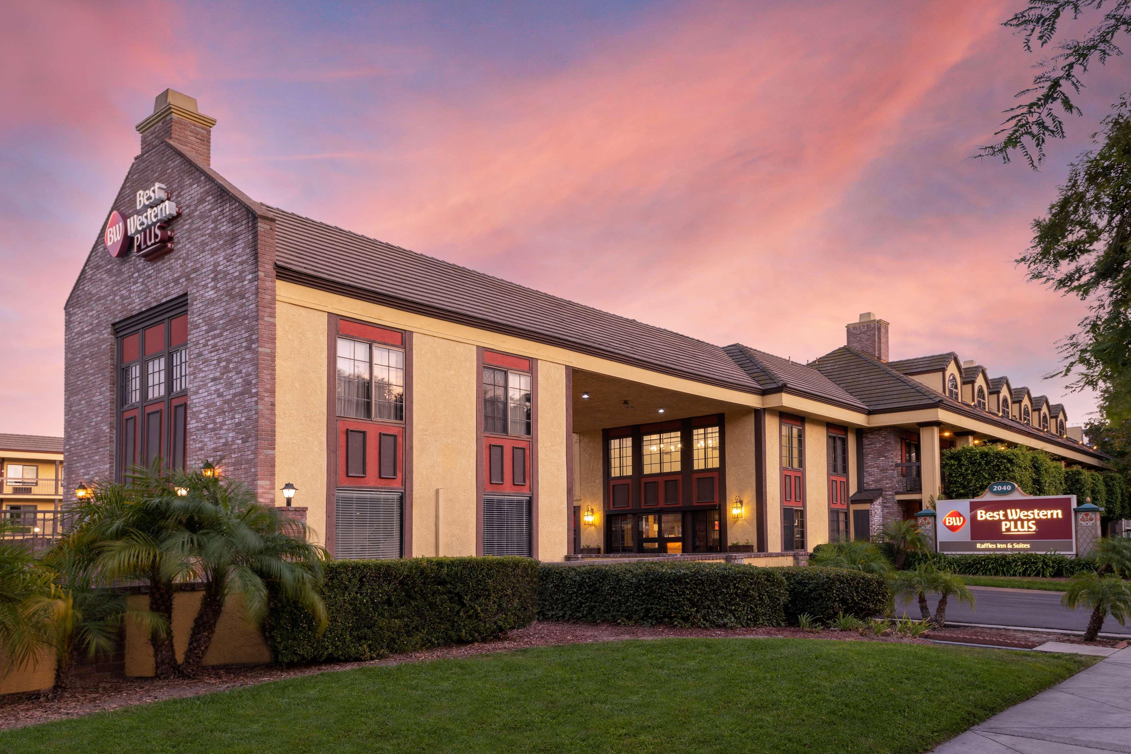 Best Western Plus Raffles Inn & Suites Anaheim Bagian luar foto