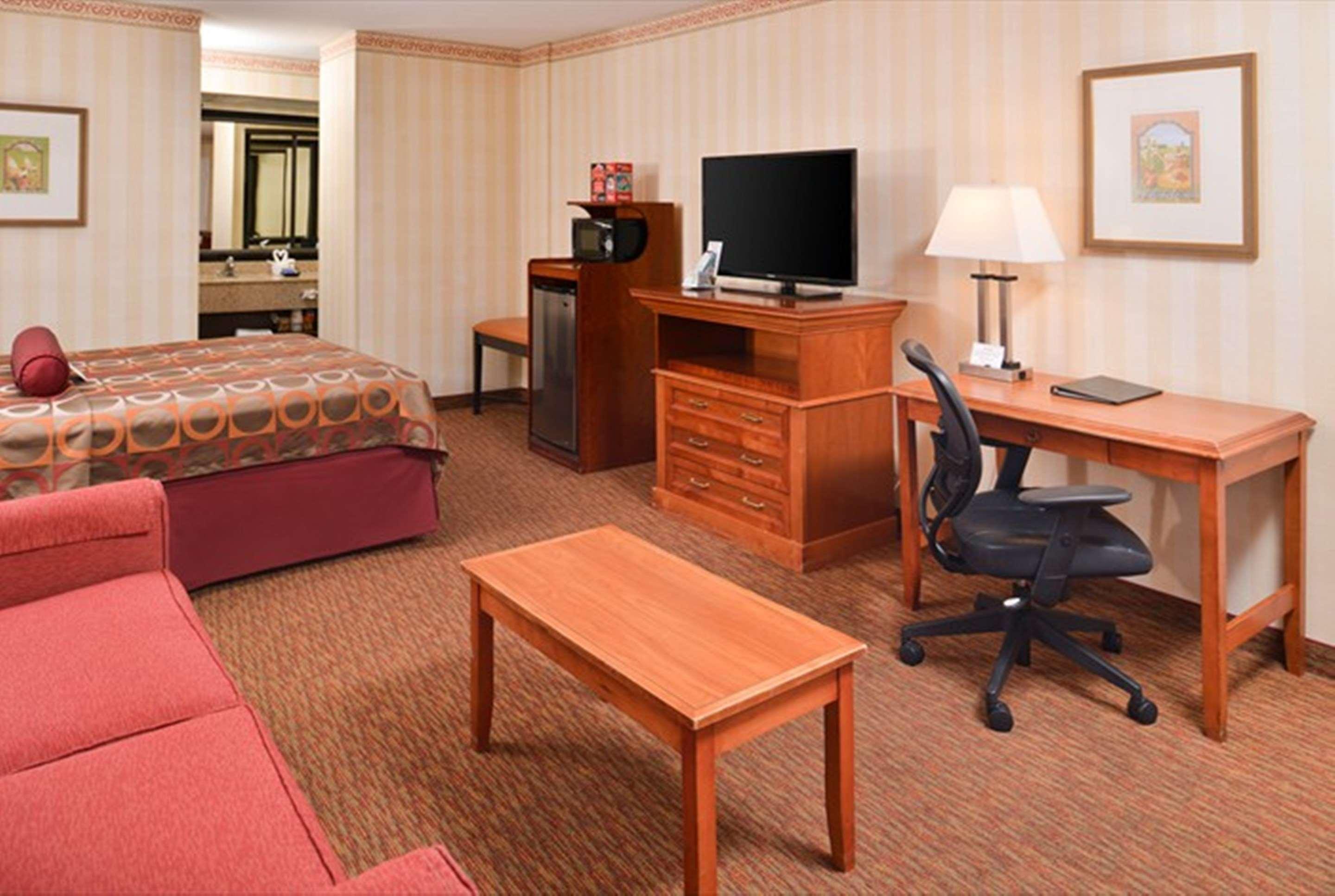 Best Western Plus Raffles Inn & Suites Anaheim Bagian luar foto