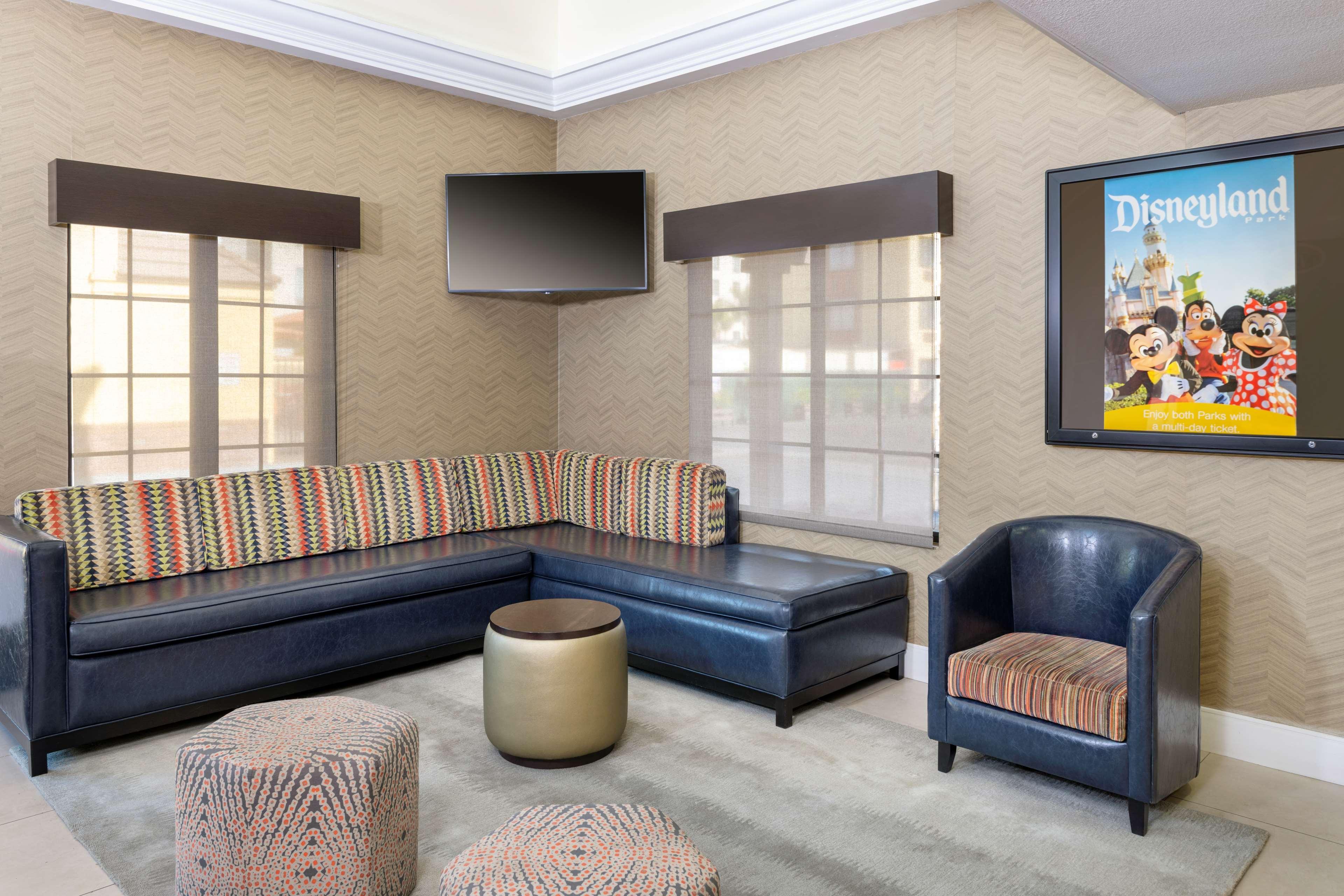Best Western Plus Raffles Inn & Suites Anaheim Bagian luar foto