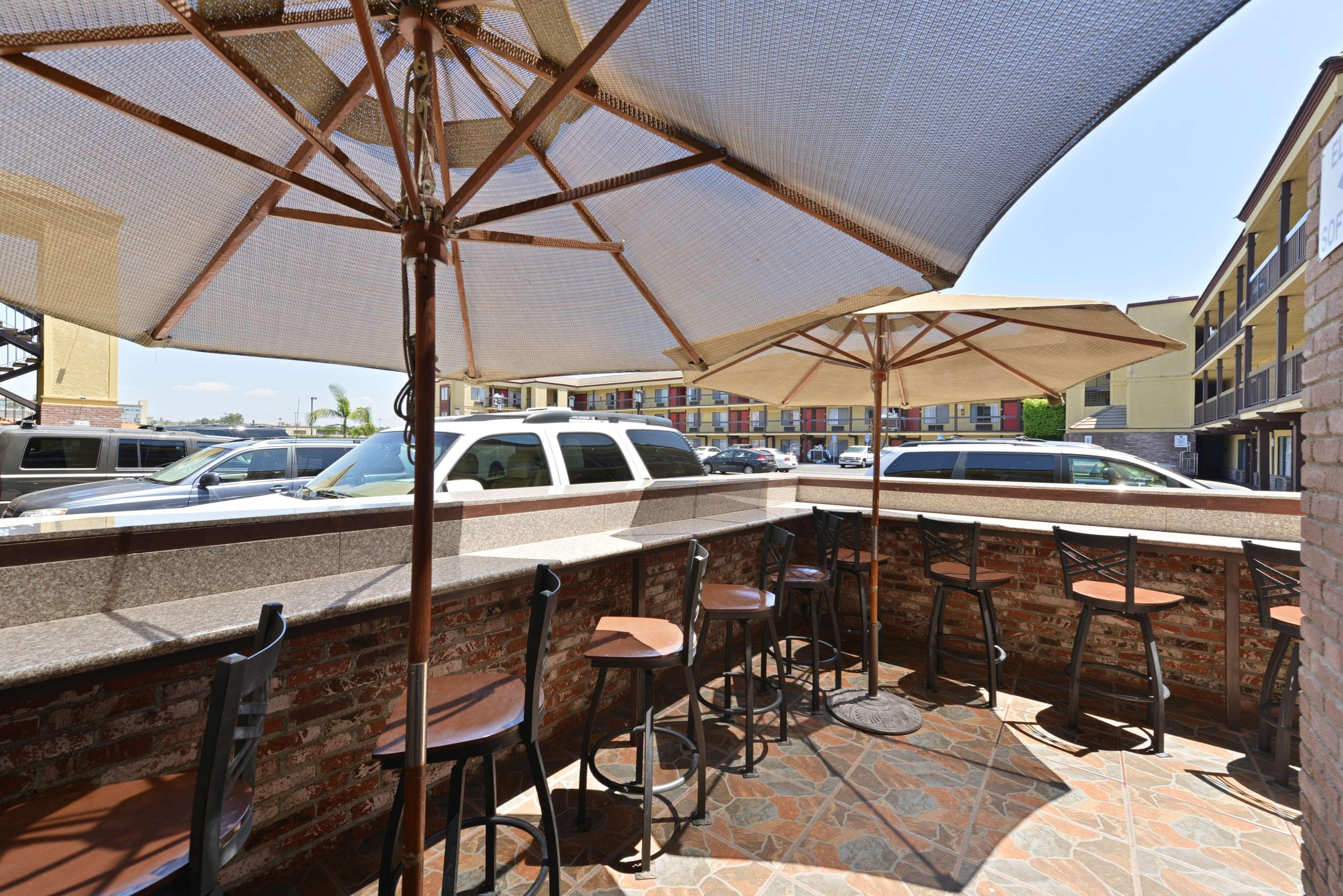 Best Western Plus Raffles Inn & Suites Anaheim Bagian luar foto