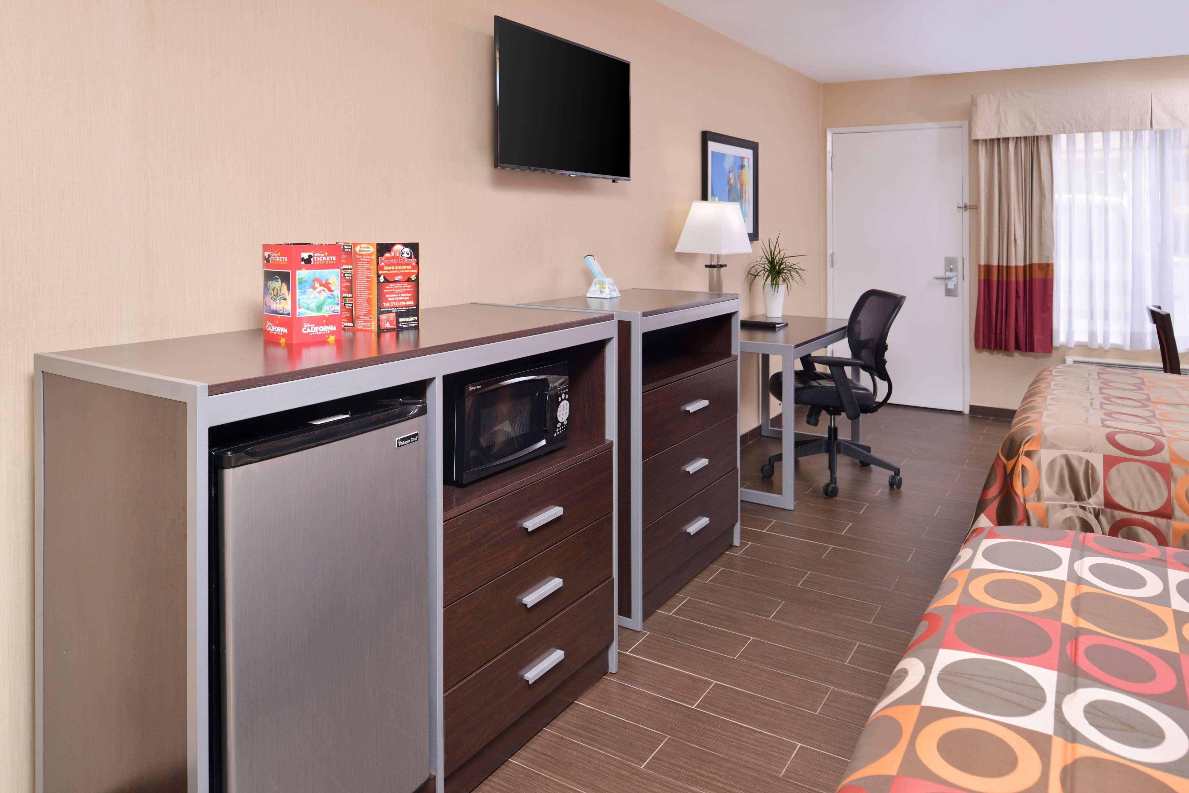 Best Western Plus Raffles Inn & Suites Anaheim Bagian luar foto