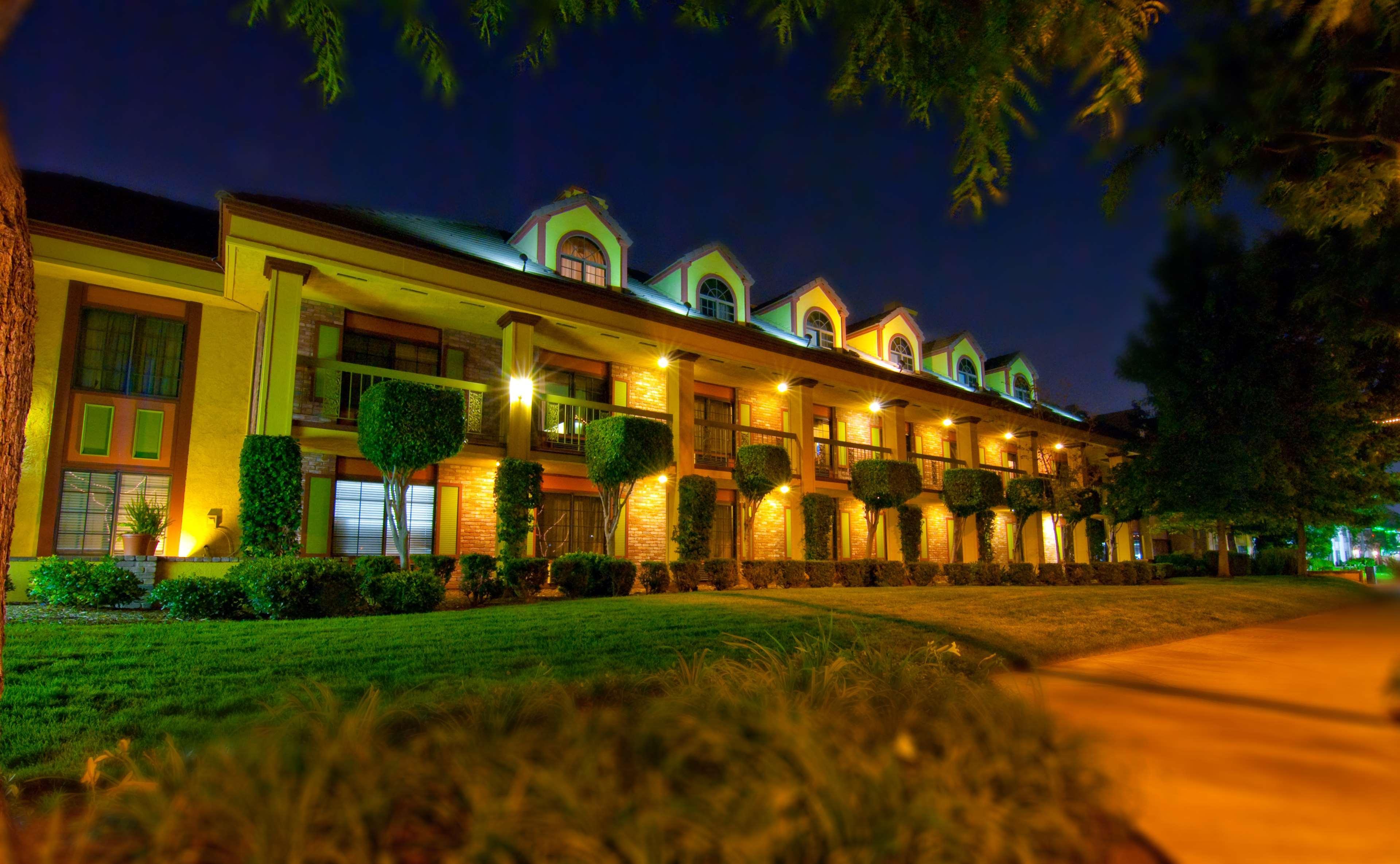 Best Western Plus Raffles Inn & Suites Anaheim Bagian luar foto