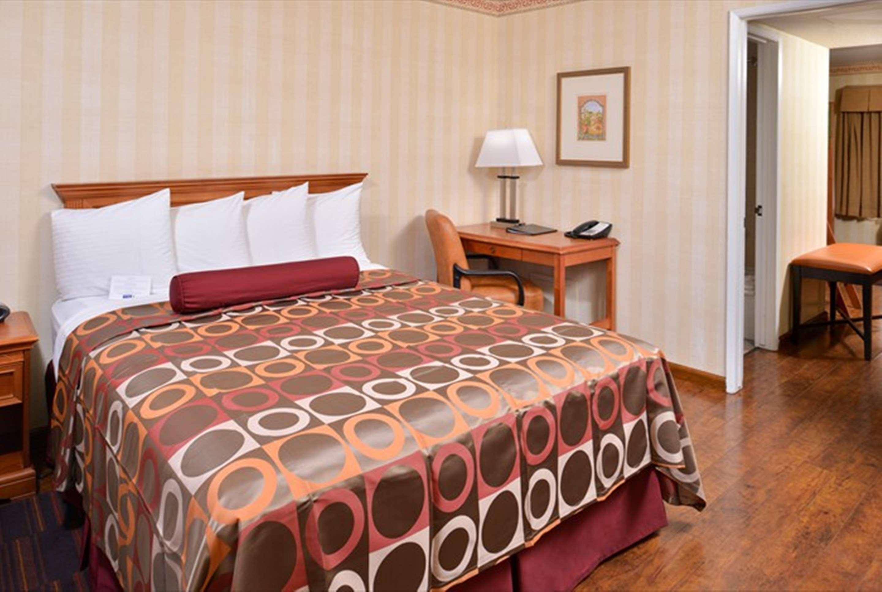 Best Western Plus Raffles Inn & Suites Anaheim Bagian luar foto