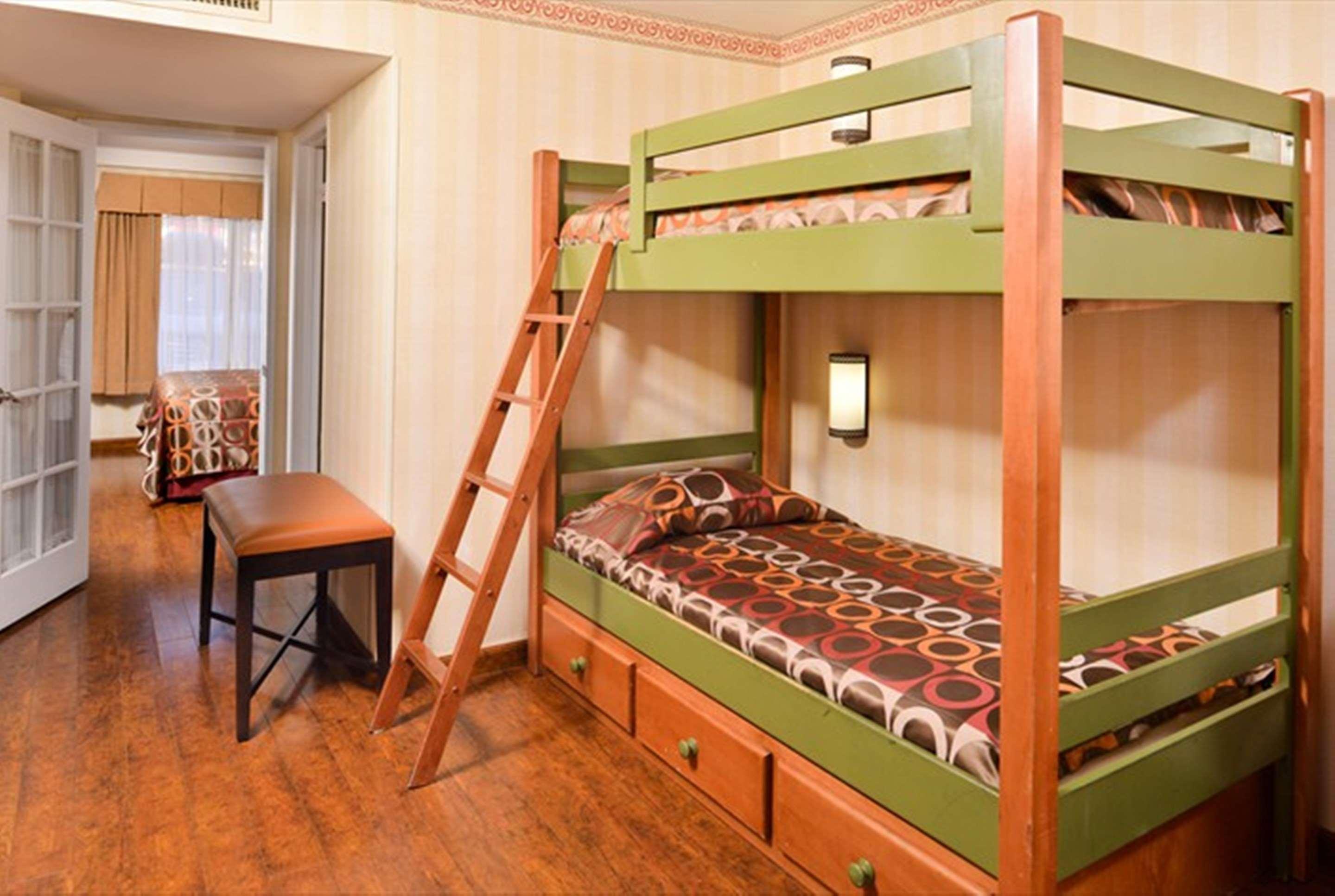 Best Western Plus Raffles Inn & Suites Anaheim Bagian luar foto