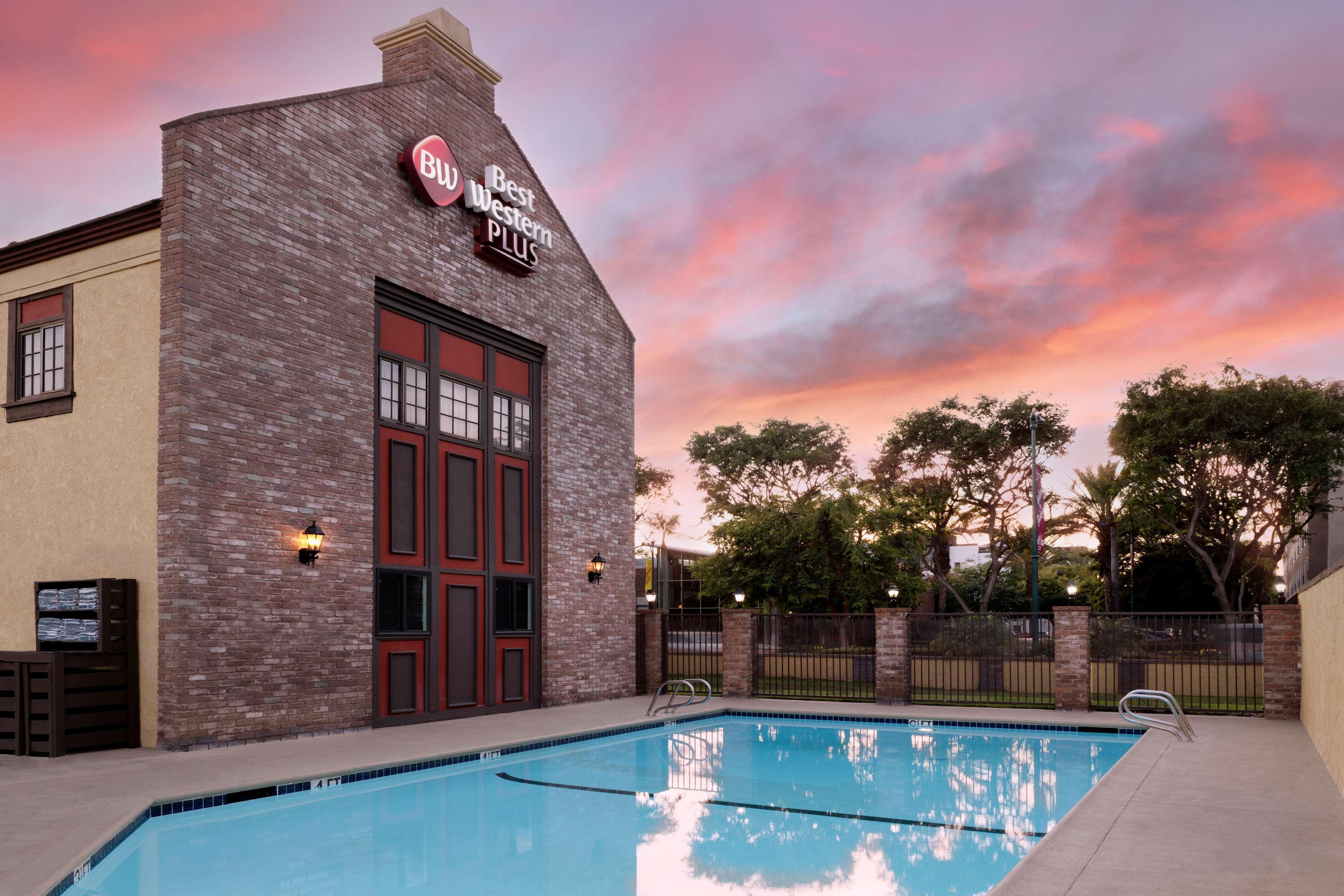 Best Western Plus Raffles Inn & Suites Anaheim Bagian luar foto