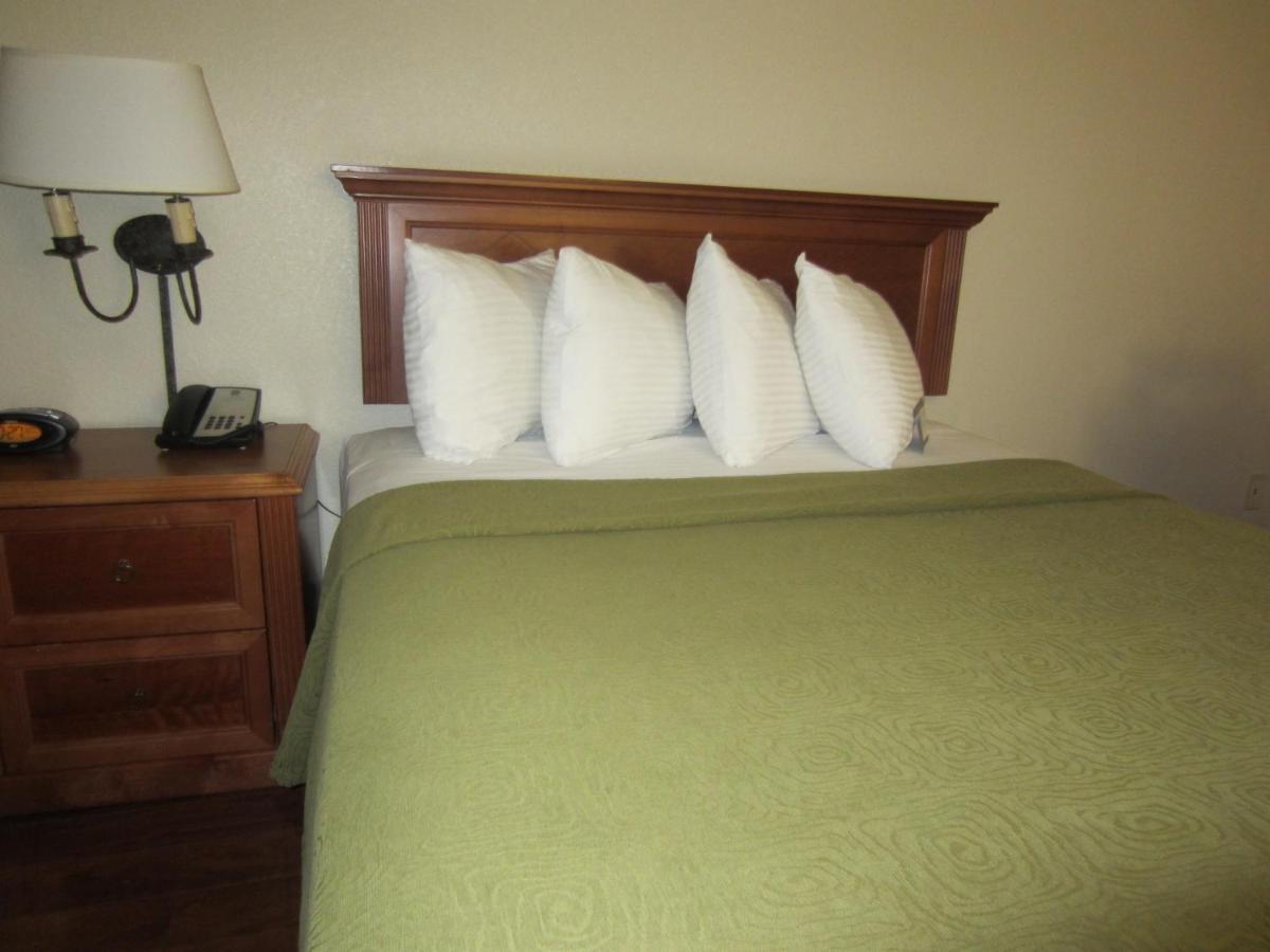 Best Western Plus Raffles Inn & Suites Anaheim Bagian luar foto