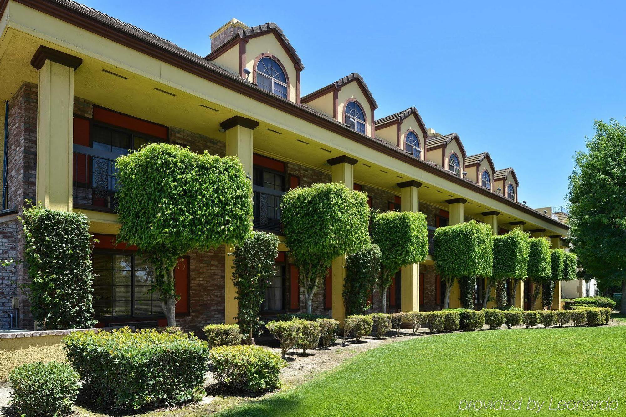 Best Western Plus Raffles Inn & Suites Anaheim Bagian luar foto
