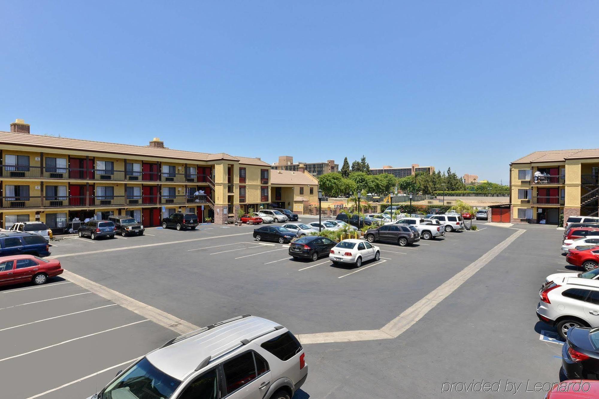 Best Western Plus Raffles Inn & Suites Anaheim Bagian luar foto