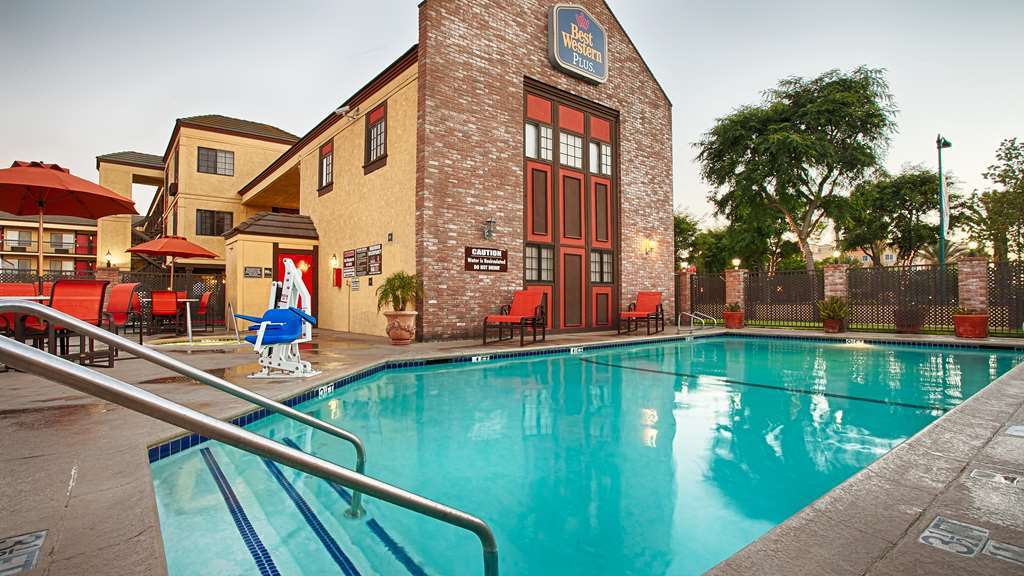 Best Western Plus Raffles Inn & Suites Anaheim Bagian luar foto