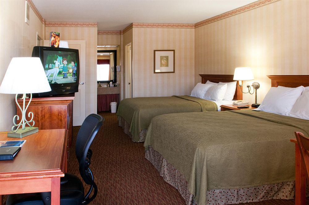 Best Western Plus Raffles Inn & Suites Anaheim Ruang foto
